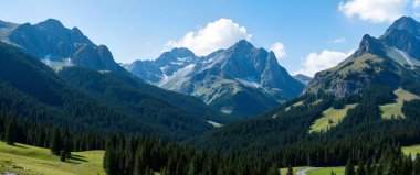 Dağları ve mavi gökyüzü olan güzel bir manzara.