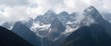 Dağları ve bulutları olan güzel bir manzara