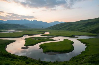 Göl ve dağlarla dolu güzel bir manzara.