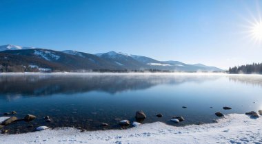 Dağlardaki gölün güzel manzarası