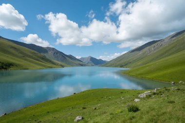 Dağlardaki gölün güzel manzarası
