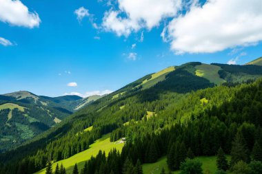 Dağları ve mavi gökyüzü olan güzel bir manzara.