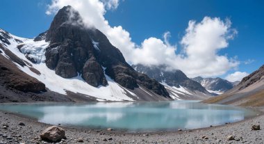 Dağları ve bulutları olan güzel bir manzara