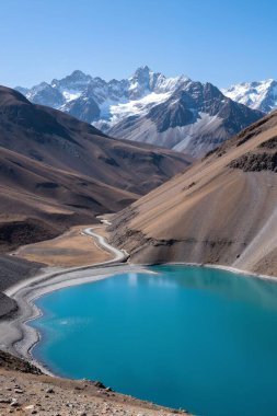 Dağlardaki gölün güzel manzarası