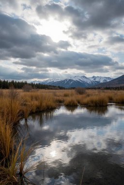 Dağlarda güzel bir göl manzarası