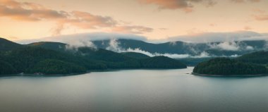 Gölün üzerinde güzel bir gün batımı