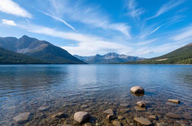 Dağlardaki güzel göl