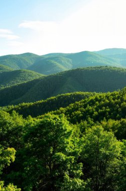 Dağlardaki güzel dağ manzarası