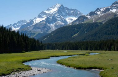 Dağları ve bulutları olan güzel bir manzara