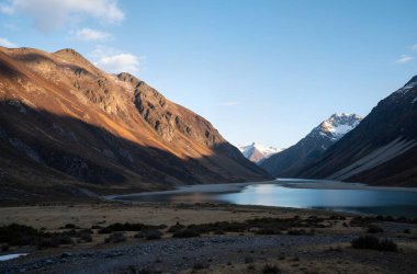 Dağlardaki gölün güzel manzarası