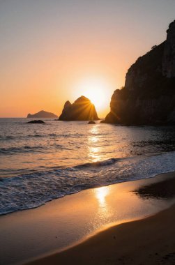 Akşamları kumsalda güzel bir gün batımı