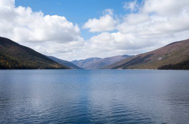 Dağlardaki gölün güzel manzarası
