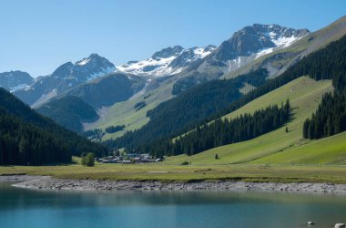 Nehir ve dağlarla dolu güzel bir manzara