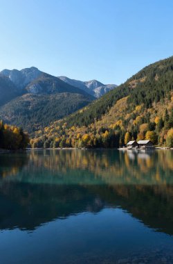 Dağlardaki gölün güzel manzarası