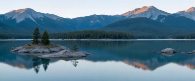 Dağlardaki güzel dağ gölü