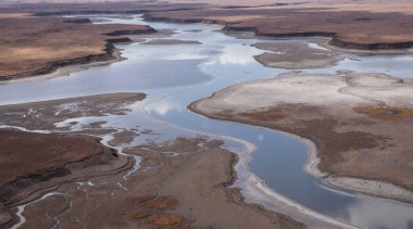 Dağlardaki nehrin güzel manzarası