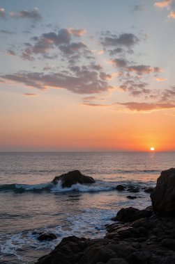 Denizin üzerinde güzel bir gün batımı
