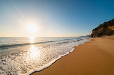 Dalgaları ve denizi olan güzel sahil