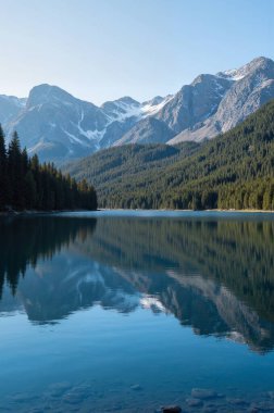 Dağlardaki güzel göl
