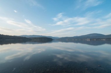 Sabahları göl manzarası