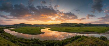 Nehir ve gölü olan güzel bir manzara.