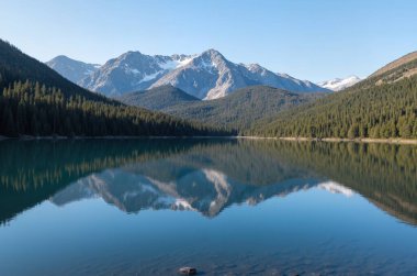 Göl ve dağlarla dolu güzel bir manzara.