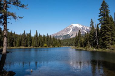 Dağlardaki güzel göl