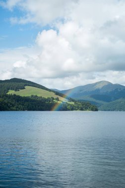 Göl ve dağlarla dolu güzel bir manzara.