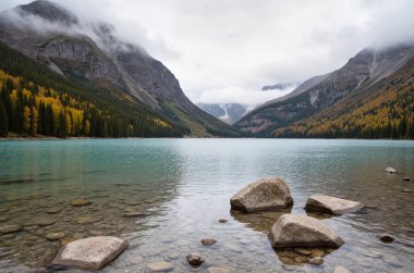 Arka planda göl ve dağlar