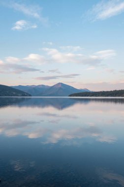 Sabah göl ve dağlar.