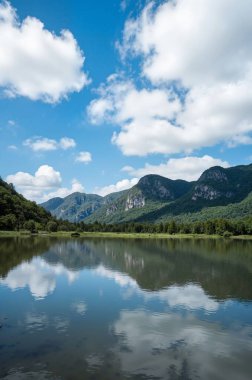 Göl ve dağlarla dolu güzel bir manzara.