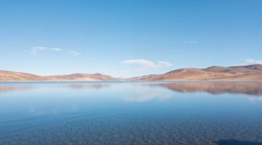 Dağlardaki güzel göl manzarası