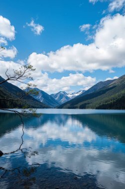 Göl ve dağlı güzel bir manzara.