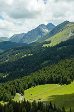 Dağları ve bulutları olan güzel bir manzara
