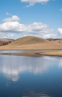 Dağlarda nehri olan güzel bir manzara.