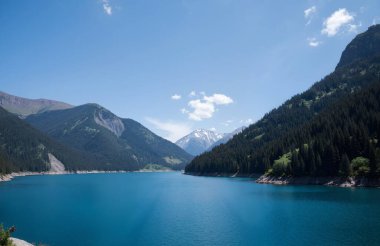 Güzel göl manzarası