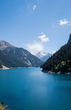 Göl ve dağlarla dolu güzel bir manzara.