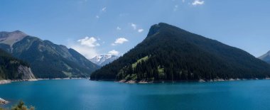 Dağlardaki güzel göl manzarası