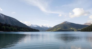 Dağlardaki güzel göl