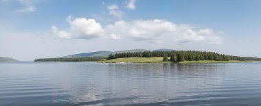 Dağlardaki güzel göl