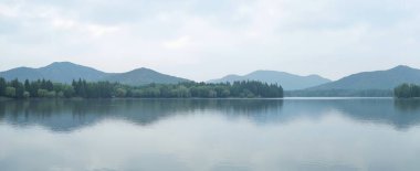 Göl ve dağlarla dolu güzel bir manzara.