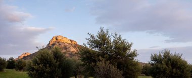 Dağları ve bulutları olan güzel bir manzara