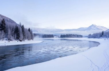 Karlı ve dağlı güzel bir manzara.