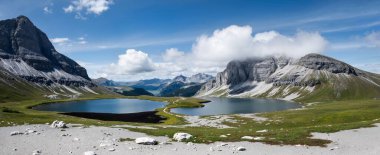 Dağlar ve karla kaplı güzel bir manzara.