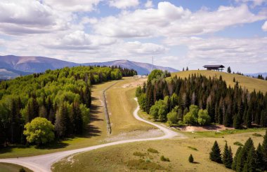 Yollu güzel dağ manzarası