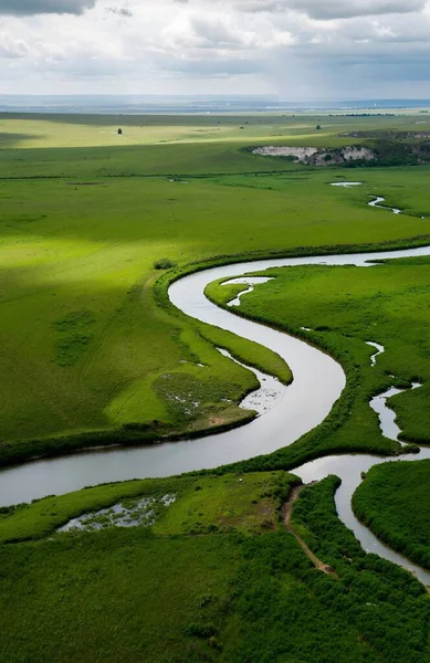 yeşil tarla ve mavi gökyüzü