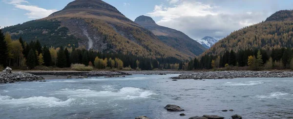 Dağlardaki gölün güzel manzarası