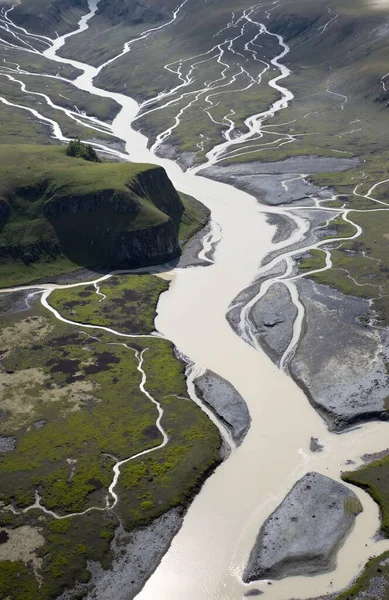 Dağlardaki nehrin güzel manzarası