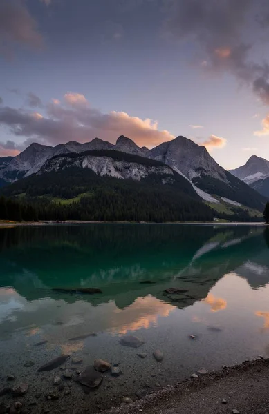 Sabah dağların yansıması olan göl. Alplerin güzel manzarası