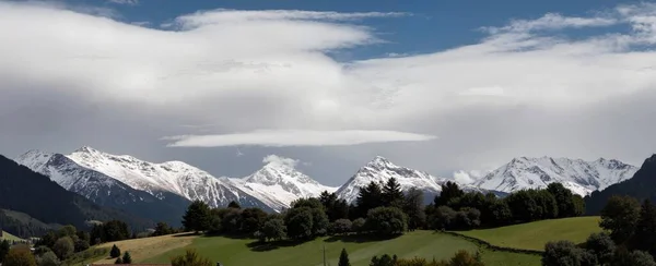 Dağları ve bulutları olan güzel bir manzara